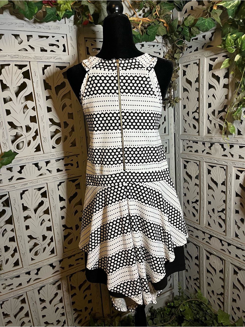 BUBBLE B BOLD WHITE & BLACK SLEEVELESS ASYMMETRICAL HEMLINE MINI SKORT JUMPER - Picture 6 of 9